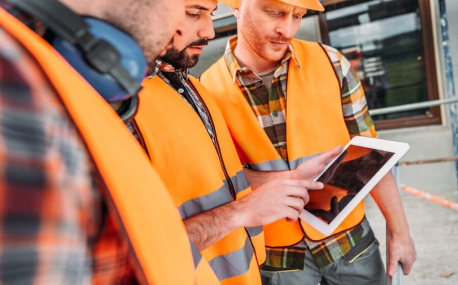 Handwerker Team mit Tablets